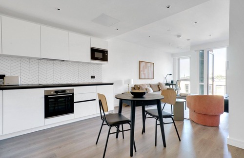 Hammersmith Broadway Apartment | New Build Hammersmith 1BR w/Gym & Concierge, nr Tube, by Blueground