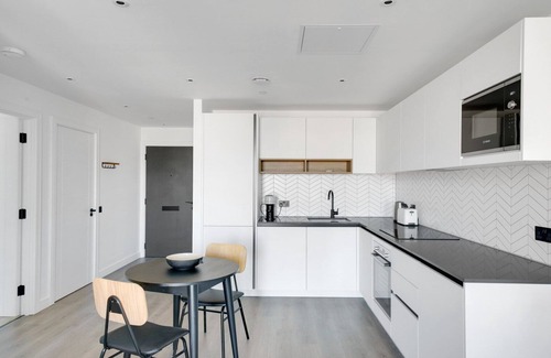 Hammersmith Broadway Apartment | New Build Hammersmith 1BR w/Gym & Concierge, nr Tube, by Blueground