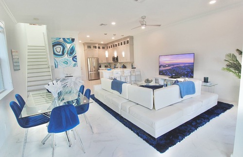 Stuart House | New Build - Waterfront Home in Port Salerno - Stuart - Private Boat Dock & Lift - Community Pool.