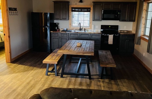 Anna Cabin | New cabin in the woods with private hot tub