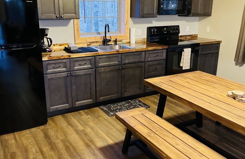 Anna Cabin | New cabin in the woods with private hot tub
