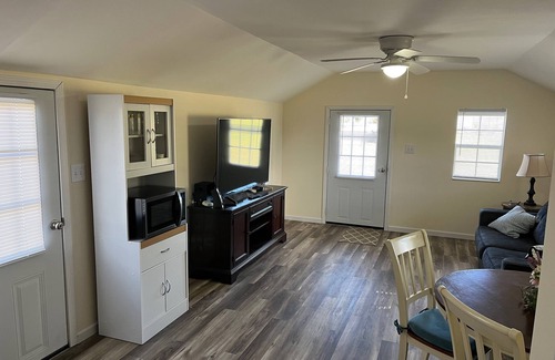 Jamestown Cabin | New cabin sleeps 6 only 3mi from Jamestown Dock + Outdoor fun!
