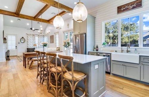 Lafayette House | NEW-Cajun Country Retreat-2 Kings-Patio-Arcade-Lux
