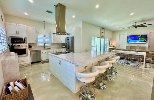 Dania Beach House | NEW Casa Marina -Heated Pool-Dock-4 Bedroom-3 Bath
