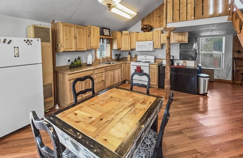 Montrose Cabin | NEW! Cedar Mountain Bunkhouse