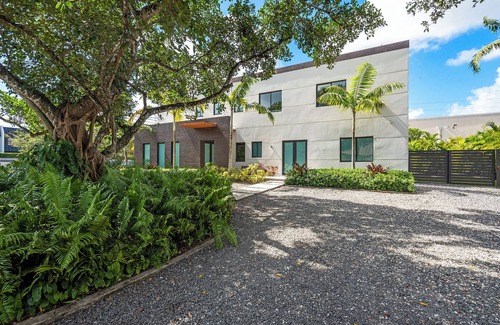 Ludlam House | New Central Miami Home, Sleeps 20, 70' TV, Pool, Game Room, Spacious Backyard