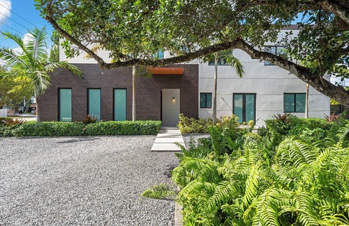 Ludlam House | New Central Miami Home, Sleeps 20, 70' TV, Pool, Game Room, Spacious Backyard