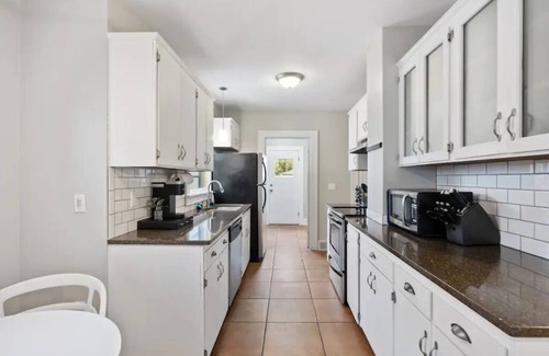Billings House | NEW Charming 3bedrm Bungalow on Beautiful Street
