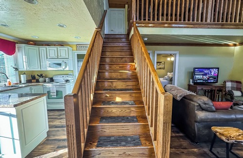 North Glade Hills House | New: Charming and Great Value Lake Area Cottage