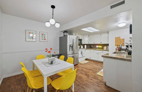 Orem Condo | NEW! Charming Condo, Perfectly located near UVU/BYU, Balcony, Near Mountains!