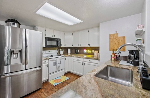 Orem Condo | NEW! Charming Condo, Perfectly located near UVU/BYU, Balcony, Near Mountains!