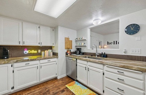 Orem Condo | NEW! Charming Condo, Perfectly located near UVU/BYU, Balcony, Near Mountains!