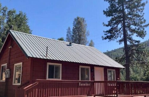Midpines Cabin | NEW - Charming Red Cabin near Yosemite
