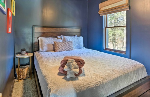 Swan Lake Cottage | NEW! Charming Upstate Escape < 1 Mi to Swan Lake!