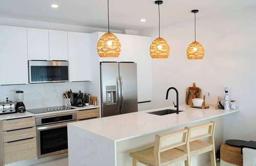 Gibbes House | New CHIC 3BR Villa, Walk to Beach! Pool & Terrace