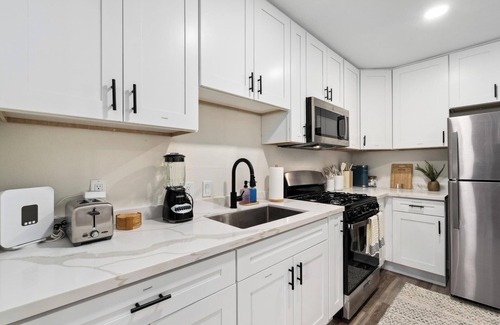 Pacific Beach Apartment | New! Chic Pacific Beach Paradise –Walk to Beach & Bay