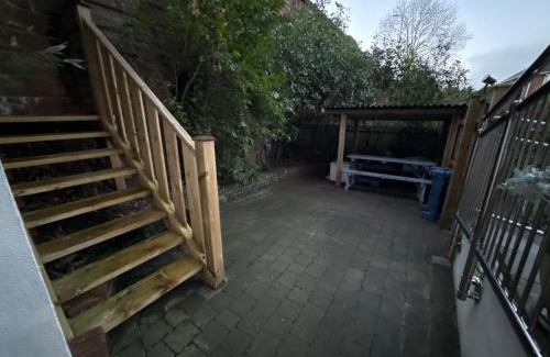 Clyst St Mary Apartment | New city flat, 3 x double bed en-suite bedrooms, private kitchen & lounge, free private parking & own workspaces