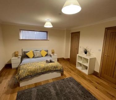 Clyst St Mary Apartment | New city flat, 3 x double bed en-suite bedrooms, private kitchen & lounge, free private parking & own workspaces