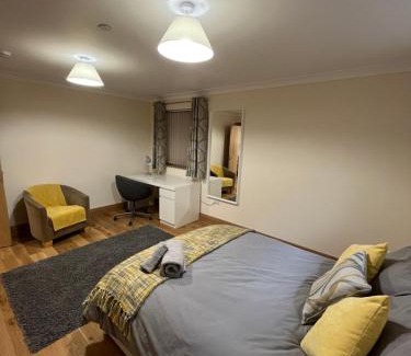 Clyst St Mary Apartment | New city flat, 3 x double bed en-suite bedrooms, private kitchen & lounge, free private parking & own workspaces
