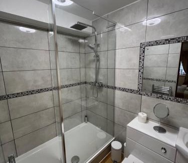 Clyst St Mary Apartment | New city flat, 3 x double bed en-suite bedrooms, private kitchen & lounge, free private parking & own workspaces