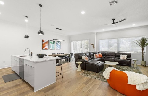 Tampa Villa | NEW! Columbus Cove | Modern, Newly Built Townhome In The Heart of Tampa