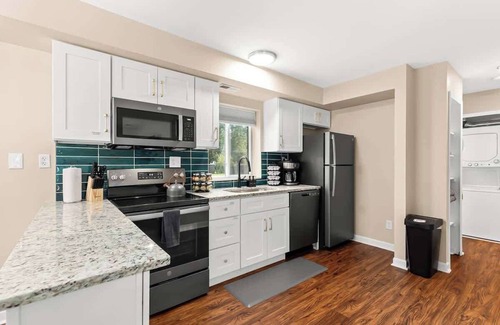 Roseville Apartment | New! Comfortable 1BR Flat Near Downtown Roseville