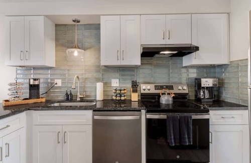 Mount Clemens Apartment | NEW! Comfy 1 Bedroom Flat | Hollywood Suites