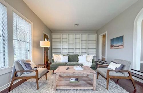 Austin Ave. House | New Comfy Bungalow on Washington-Dedicated Office