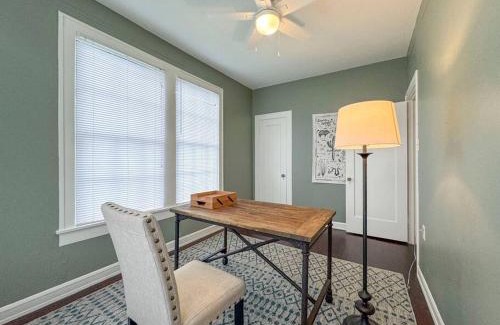 Austin Ave. House | New Comfy Bungalow on Washington-Dedicated Office