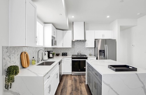 Historic Filipinotown House | New Construction Elegantly furnished near Downtown & Hollywood