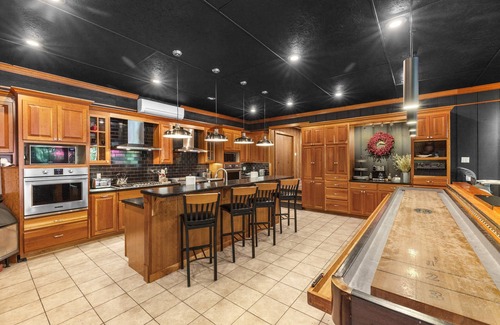 Cadiz House | NEW: "Cool Goose Landing" | Lakefront w/Private Dock, Games, Event Space & More!