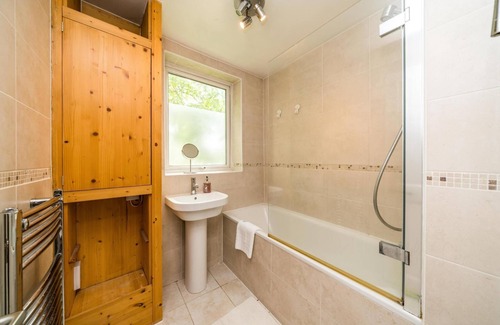 Kew Apartment | NEW Cosy 1BD Flat close to Kew Gardens Richmond