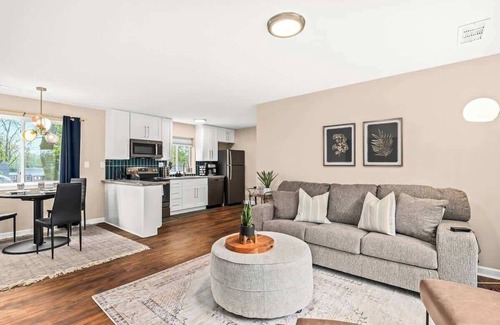 Roseville Apartment | New! Cozy 1BR Upper Flat Near Roseville Downtown