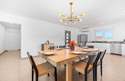 Bubali House | New Cozy 3BR/3BA Tropical Retreat Near Eagle Beach