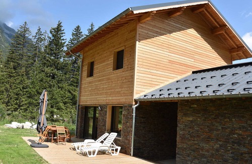 Pralognan-la-Vanoise Ski Chalet | New Cozy Chalet, Near Center, with Terrace & Parking