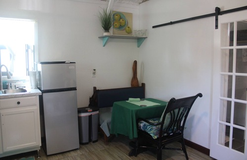 Tallahassee Cottage | New Cozy Cottage Guest House at Sloane's Garden Home