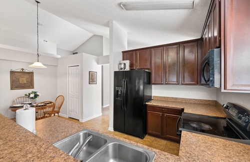Northside House | NEW! Cozy home w fire pit, minutes from airport! Foosball table & so much more!