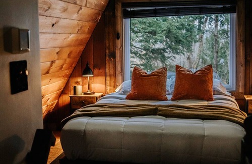 Tamworth Cabin | NEW! Cozy & Modern A-Frame in the woods w/HOT TUB