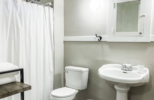 Montgomery Cottage | New! Cozy Pet-Friendly/ Free Parking/ Fast WiFi