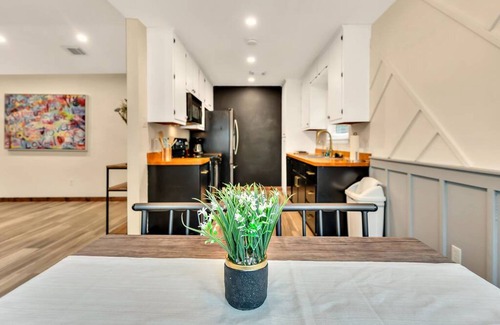 Hewitt House | New Cozy Retreat Located 15 Minutes to Waco