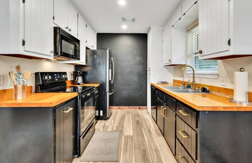 Hewitt House | New Cozy Retreat Located 15 Minutes to Waco