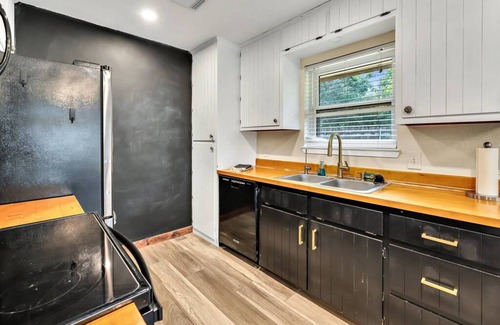 Hewitt House | New Cozy Retreat Located 15 Minutes to Waco