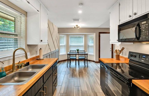 Hewitt House | New Cozy Retreat Located 15 Minutes to Waco