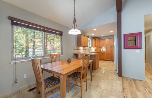 Truckee House | ~NEW~ Cozy Truckee Cabin ~ Close to Donner Lake, Downtown Truckee, and More!