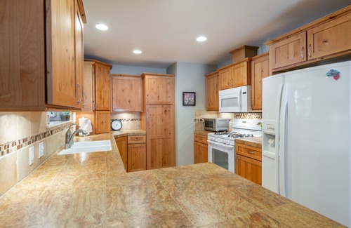 Truckee House | ~NEW~ Cozy Truckee Cabin ~ Close to Donner Lake, Downtown Truckee, and More!