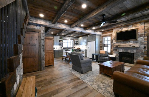 Island Park Cabin | *New* Custom 19th Century Era Look | Sleeps 8 | Hot Tub | 25 Miles to Yellowston