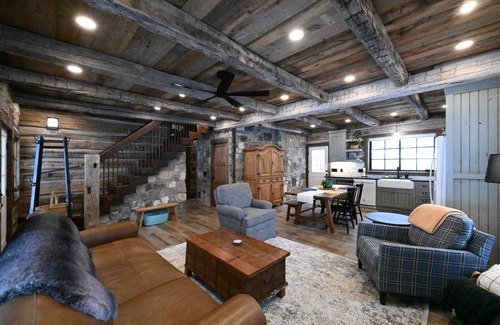 Island Park Cabin | *New* Custom 19th Century Era Look | Sleeps 8 | Hot Tub | 25 Miles to Yellowston