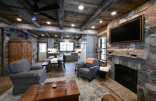 Island Park Cabin | *New* Custom 19th Century Era Look | Sleeps 8 | Hot Tub | 25 Miles to Yellowston