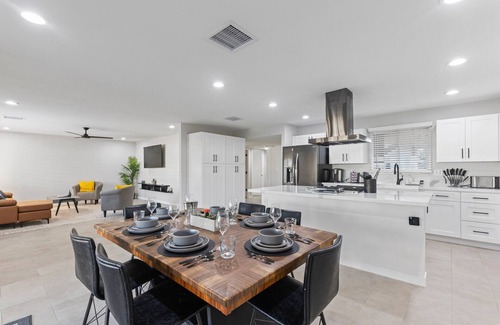 Tempe Villa | NEW! Desert Escape- Heart of Tempe / ASU / Pool / BBQ / Pool Table
