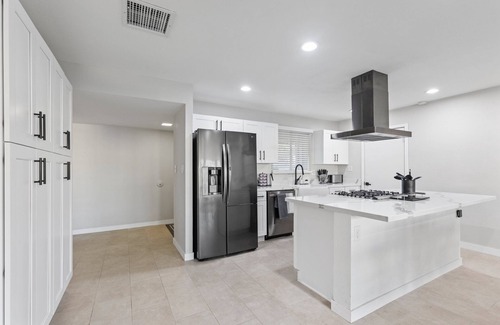 Tempe Villa | NEW! Desert Escape- Heart of Tempe / ASU / Pool / BBQ / Pool Table